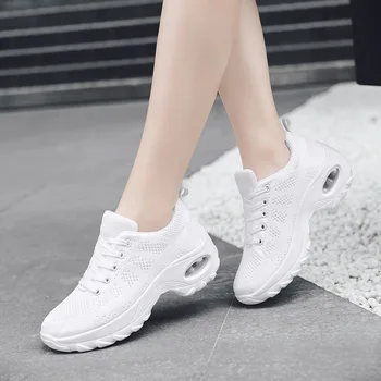 Весенние женские спортивные кроссовки Сетчатые женские туфли на массивном каблуке Женские модные лаконичные дышащие удобные кроссовки для ходьбы
